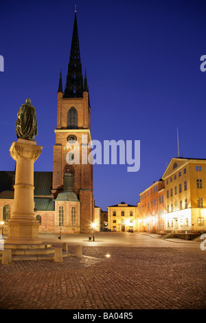 Riddarholms Kyrkan, oder Kirche, in der Dämmerung. Birger Jarls Torg, Insel Riddarholmen, Stockholm, Schweden. Stockfoto