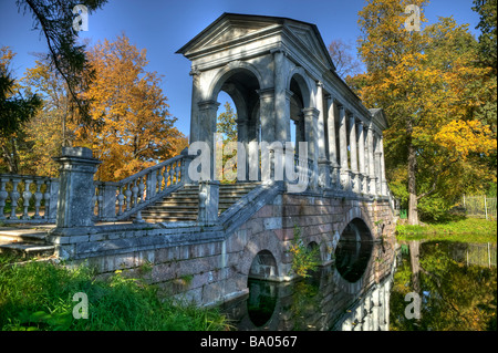 Die sibirischen Marmorgalerie zwischen Swan Inseln Ekaterinensky Park Herbst-Park Stockfoto