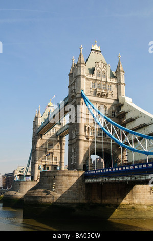 Tower Bridge London Vereinigtes Königreich / LONDON, Vereinigtes Königreich – die Tower Bridge, ein denkmalgeschütztes Wahrzeichen des Grades I, erstreckt sich über die Themse mit ihren berühmten Doppeltürmen und Steinmetzwerken im Gothic Revival. Die 1894 fertiggestellte kombinierte Klappbrücke und Hängebrücke wurde gebaut, um den Fluss für Hochmastschiffe offen zu halten und gleichzeitig eine durchgehende Straßenüberquerung zu ermöglichen. Es ist nach wie vor eine wichtige Touristenattraktion und eines der am meisten fotografierten Bauwerke der Stadt. Stockfoto