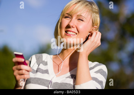 Mädchen hören auf "iPod" Stockfoto