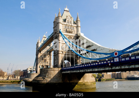 Tower Bridge London Vereinigtes Königreich / LONDON, Vereinigtes Königreich — die Tower Bridge, ein denkmalgeschütztes Wahrzeichen des Grades I, erstreckt sich über die Themse mit ihren erkennbaren Doppeltürmen und hohen Gehwegen. Die 1894 fertiggestellte kombinierte Klapp- und Hängebrücke ist nach wie vor eine funktionierende Verkehrsroute und eine der meistbesuchten Touristenattraktionen Londons und bietet einen Panoramablick über die Stadt. Stockfoto