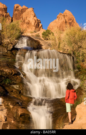 Ein Besucher bei Faux fällt Moab Utah Modell veröffentlicht Stockfoto