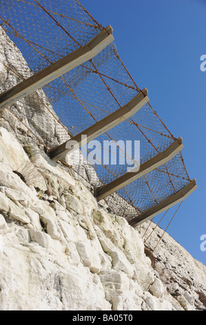 Spezielle Fechten zu fangen Steinschlag auf dem Undercliff Weg zwischen Brighton und Saltdean Stockfoto