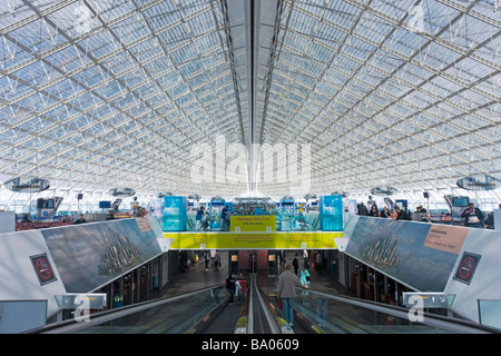 Charles de Gaulle Flughafenterminal Gebäude, Interieur mit Stahl und Glas Dach, Paris, Frankreich, Europa, EU Stockfoto