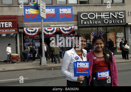 Anhänger der NY Bürgermeister Michael Bloomberg bei der Eröffnung seines Queens-Kampagne-Büros in New York Stockfoto