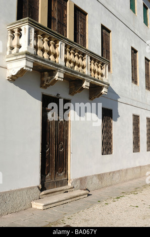 Die alten Holztüren und Fensterläden auf einen venezianischen Palast. Stockfoto