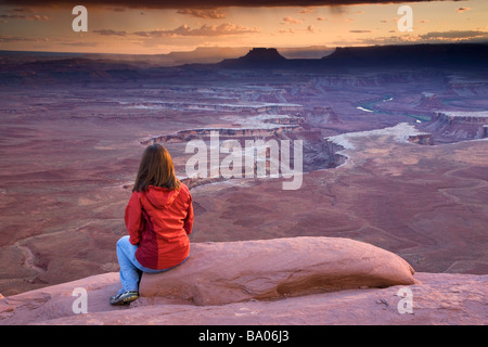 Ein Besucher auf der Green River mit Blick auf Insel im Himmel District Canyonlands National Park in der Nähe von Moab Utah Modell veröffentlicht Stockfoto