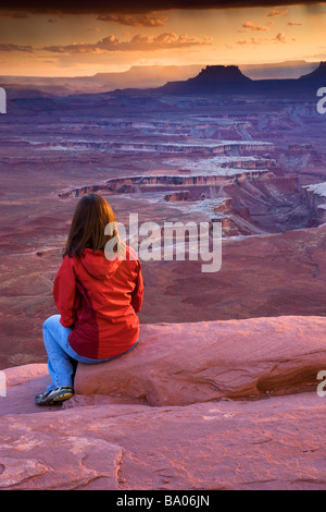 Ein Besucher auf der Green River mit Blick auf Insel im Himmel District Canyonlands National Park in der Nähe von Moab Utah Modell veröffentlicht Stockfoto