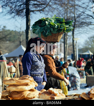 Nördlichen Portugal, lokale Frauen auf dem Markt in Barcelos in der MInho Stockfoto