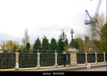 Ein Fußgänger Erhebungen der Fernblick von London aus viktorianischen Stein und Gusseisen berüchtigte Brücke in Highgate, London. Stockfoto