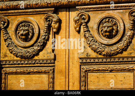 Türen-Löwen und Widder Köpfe auf der Ile Saint-Louis in Paris, Frankreich. Stockfoto