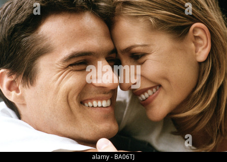 Paar Stirnen, Lächeln einander berühren Stockfoto