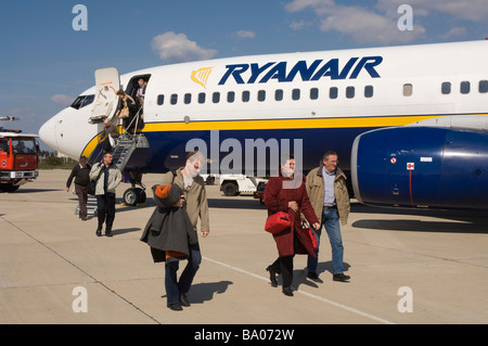 Passagiere von Ryanair-Boeing 737-800 Flugzeug Nimes France Europe aussteigen Stockfoto