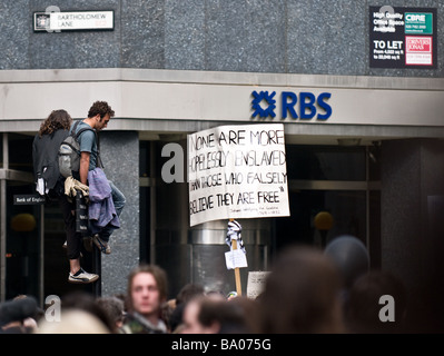 Demonstranten vor die Königliche Bank von Schottland an der G20-Demonstration in der Innenstadt von London. Stockfoto