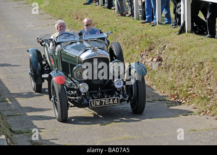 UW-7644 ein 1929 Bentley 4 5 Liter Le Mans Stanley Mann aufsteigend mit Geschwindigkeit auf der Brooklands Museum Test Hill Herausforderung Stockfoto