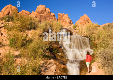 Ein Besucher bei Faux fällt Moab Utah Modell veröffentlicht Stockfoto