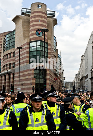 Metropolitan Police Cordon auf der G20-Demonstration in der City of London. Stockfoto