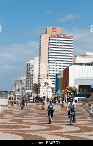 Radfahren an der Uferpromenade Tel Aviv Israel Stockfoto