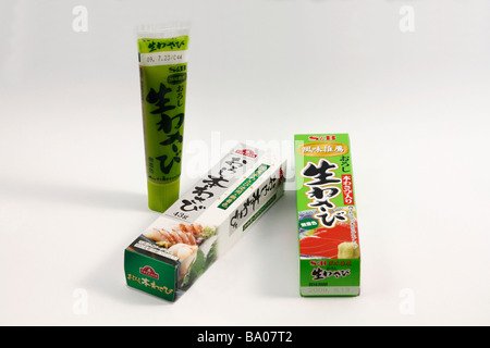Japanisches Essen Wasabi Rohre isoliert auf weiss. Stockfoto