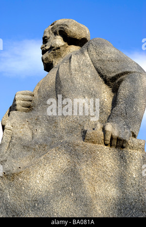 Statue zu Karl Marx im Zentrum von Moskau am blauen Himmelshintergrund Stockfoto