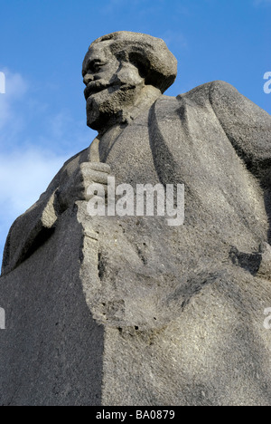 Statue zu Karl Marx im Zentrum von Moskau am blauen Himmelshintergrund Stockfoto