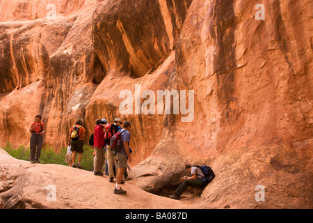 Park Ranger führen Wanderung im feurigen Ofen Arches National Park in der Nähe von Moab Utah Stockfoto