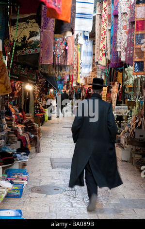 Orthodoxer Jude zu Fuß durch eine schmale Straße im arabischen Viertel der Altstadt Jerusalem Israel Stockfoto