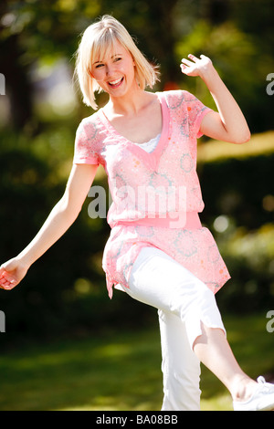 Frau zu Fuß außerhalb Stockfoto