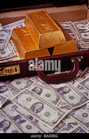 Koffer voller Geld und Gold bars Stockfoto