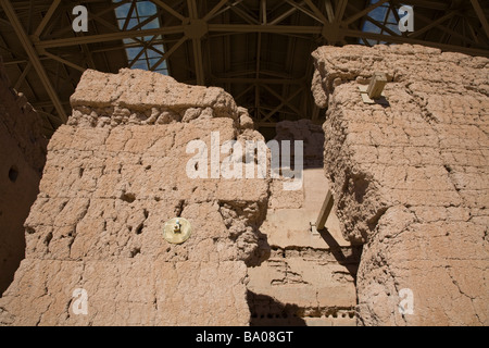 Eine große prähistorische Hohokom Ruine durch eine große Dachkonstruktion im Casa Grande Ruins National Monument geschützt Stockfoto