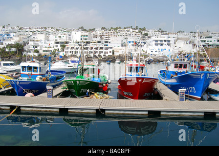 Angelboote/Fischerboote im Hafen von Puerto del Carmen, Lanzarote, Kanarische Inseln, Spanien Stockfoto