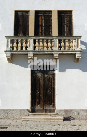 Die alten Holztüren und Fensterläden auf einen venezianischen Palast. Stockfoto