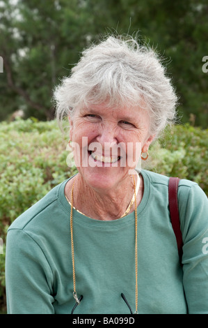 Porträt von glücklich lächelnde ältere Frau Stockfoto