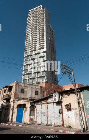 High-Rise Wohnung Neubau gesehen von einem heruntergekommenen Teil der Stadt Tel Aviv Israel Stockfoto