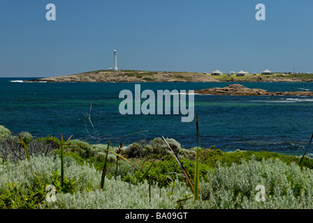 Western Australien Cape Leeuwin Bucht Vordergrund Macchia-Vegetation und Leuchtturm Stockfoto