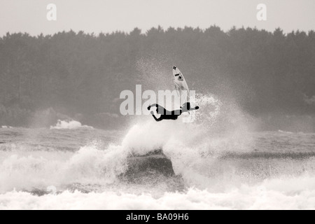 Ein Surfer in der Luft über eine Welle an Chestermans Beach in der Nähe von Tofino auf Vancouver Island, British Columbia, Kanada. Stockfoto