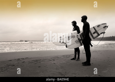 Zwei Surfer am Strand von Chesterman Strand in der Nähe von Tofino auf Vancouver Island, British Columbia, Kanada. Stockfoto