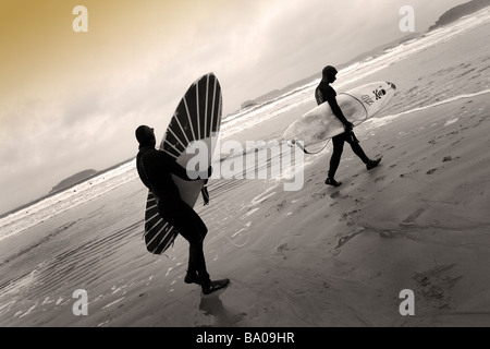 Zwei Surfer am Strand von Chesterman Strand in der Nähe von Tofino auf Vancouver Island, British Columbia, Kanada. Stockfoto