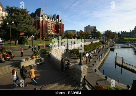 Blick auf das Fairmont Empress Hotel und Damm in der Innenstadt von Victoria, Britisch-Kolumbien Inner Harbour, Kanada. Stockfoto