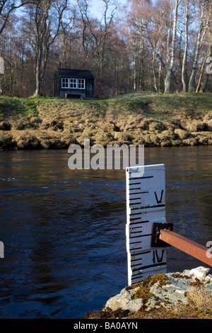 Lachs - der Fisher Bothy, Wasser, Fluss, Tiefe, Umwelt, Umwelt, Hochwasser, Manometer, Anzeige, Niveau, Messen, Messung, Fluss Dee Schottland, Großbritannien Stockfoto