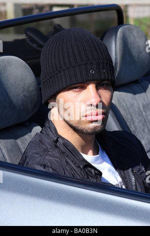 Junge Profi-Fußballer Ben Fairclough Cabrio fahren. Stockfoto