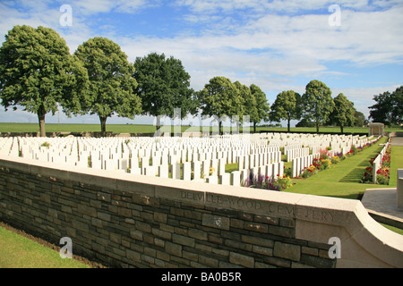 Blick über die Grabsteine in der CWGC Delville Wood Cemetery, Longueval, Frankreich. Stockfoto