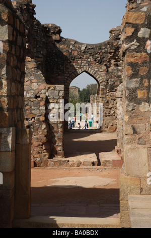 Medienaneignung inmitten Steinstrukturen im Qutb Minar-Komplex südlich von Delhi, Indien Stockfoto