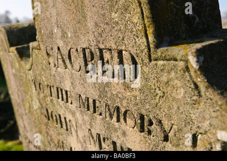 Nahaufnahme der Inschrift auf Grabstein "Heilige, die Speicher-OfJohn..." Stockfoto
