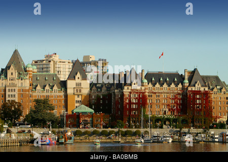 Blick auf das Fairmont Empress Hotel, Yachthafen und Damm in der Innenstadt von Victoria, Britisch-Kolumbien Inner Harbour, Kanada. Stockfoto