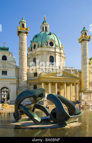 Wien, Österreich. Karlskirche (18thC) Henry Moore Skulpturen - Hill-Bögen (1978) Stockfoto