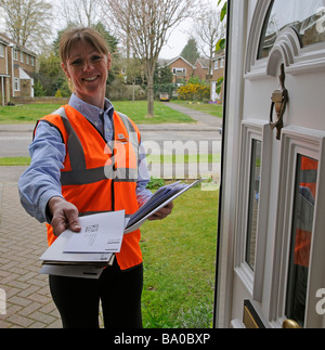 Royal Mail Postfrau, die Post an einen Kunden liefert Stockfoto