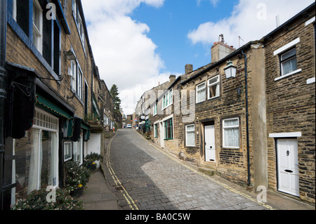 Main Street im Zentrum Dorfes, Haworth, West Yorkshire, England, UK Stockfoto