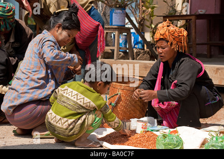 Lokalen Bamar Menschen beim Einkaufen neben Pa-O Tribals am Aungban am Markttag, Shan State in Myanmar (Burma) Stockfoto