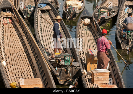 Langen Boote auf dem Kanal in Nyaung Shwe, Inle-See, Myanmar (Burma) Stockfoto